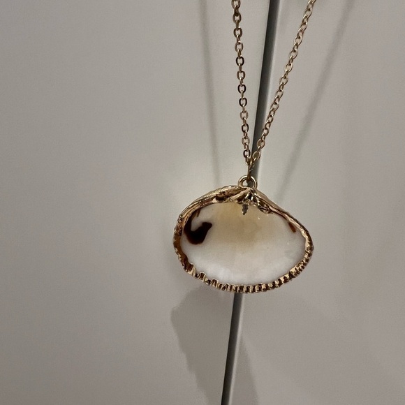 Layered cowry shell necklace - Picture 6 of 6